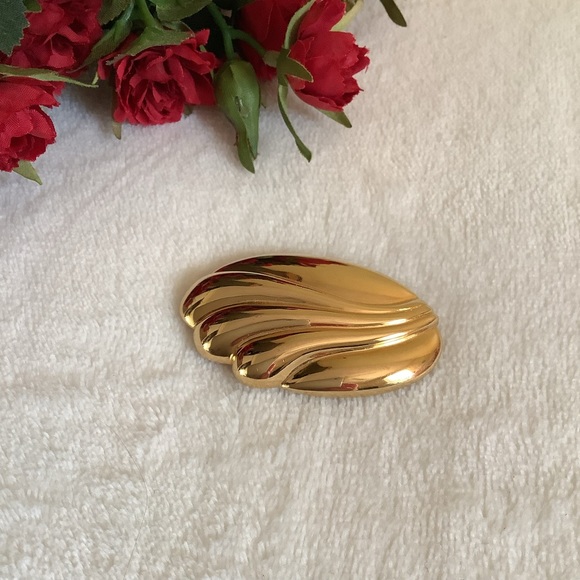 Monet Gold Shell Brooch / Pin - Picture 2 of 8
